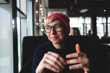 Gözlüklü bir kızın portresi.