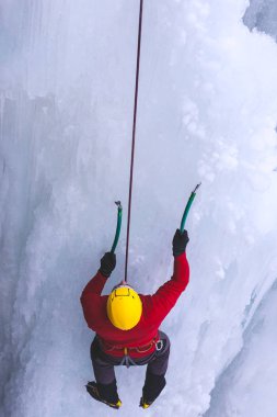 Dağcı buza tırmanıyor.