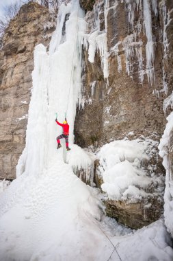 Dağcı buza tırmanıyor.