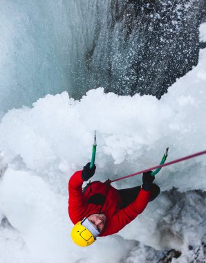 dağcı buzda tırmanıyor