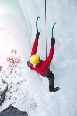 Dağcı buza tırmanıyor.