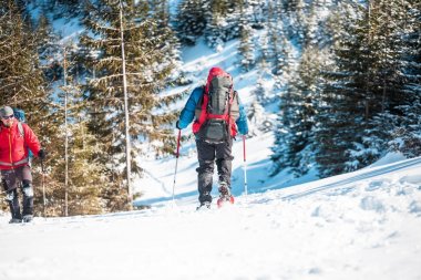 İki dağcı dağda vardır.