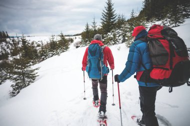 Kışın iki dağcı.