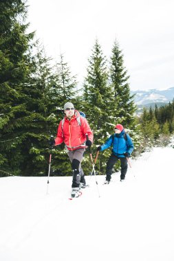 Kışın iki dağcı.