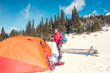 Dağcı çadır kar ayakkabıları ile yakın.
