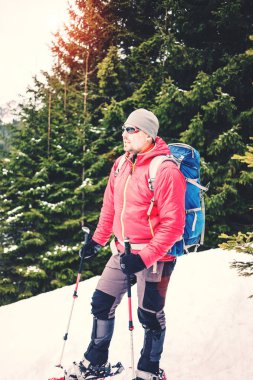 Dağcı kış dağlarda.