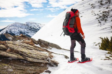 Kar kar ayakkabıları erkek turist.