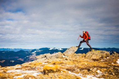 Bir sırt çantası ile dağcı.