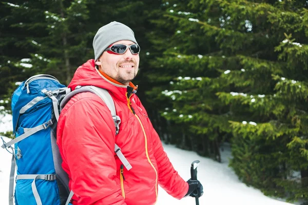 Portret van een klimmer in de winter — Stockfoto