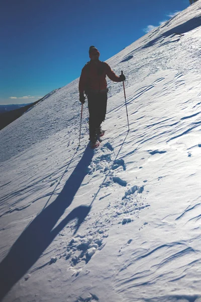 Escalador nas montanhas de inverno . — Fotografia de Stock