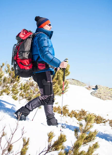 Альпинист в горах зимой . — стоковое фото