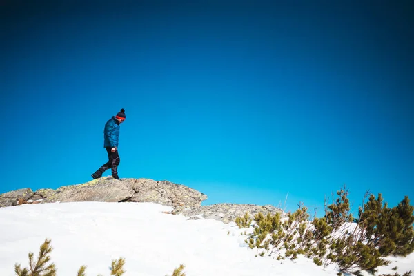 Der Mann erklomm den Gipfel des Berges. — Stockfoto