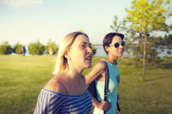 Dos amigos en el parque . — Foto de Stock