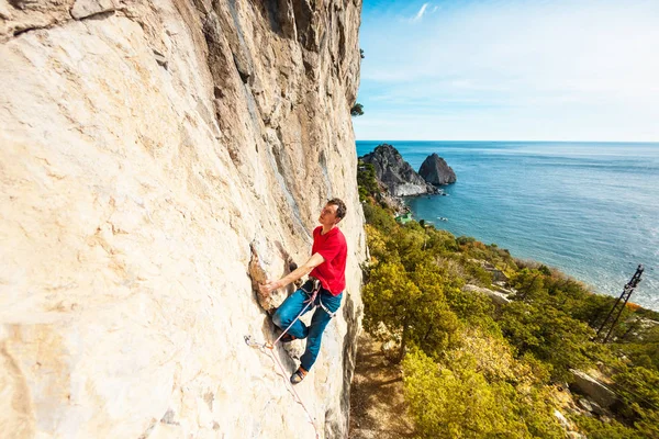 Un escalador en una roca . — Foto de Stock