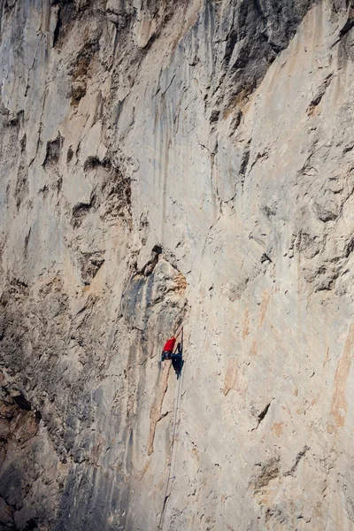 Een man klimt de rots. — Stockfoto