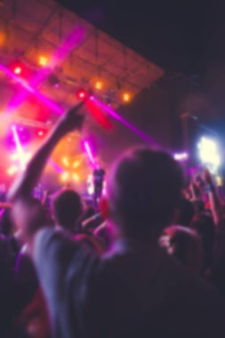 İnsanlar konserde eğleniyor..