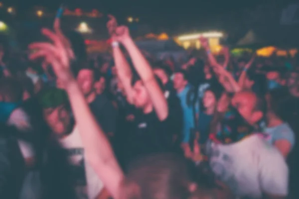 Gente divirtiéndose en el concierto. — Foto de Stock