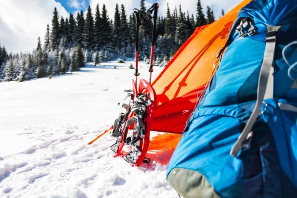 Acampar no inverno nas montanhas . — Fotografia de Stock