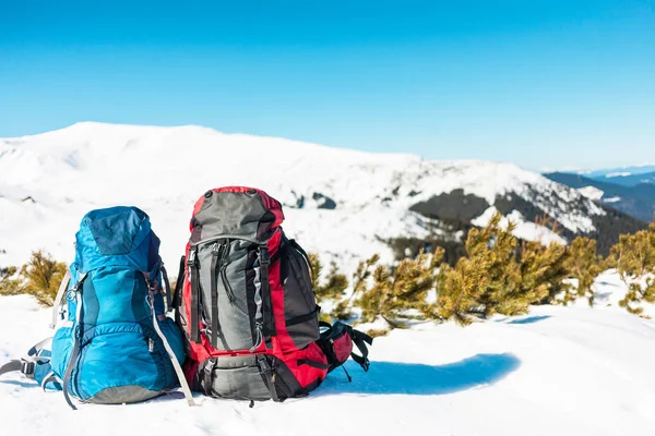 Zwei Rucksäcke im Schnee. — Stockfoto