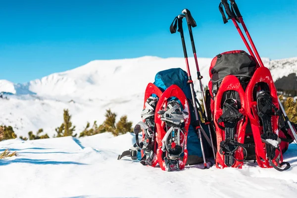 Mochila, sapatos de neve e postes de trekking . — Fotografia de Stock