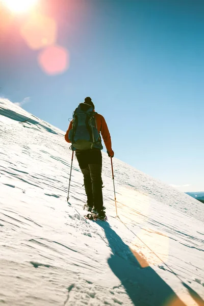 Bergsteiger mit Rucksack unterwegs. — Stockfoto