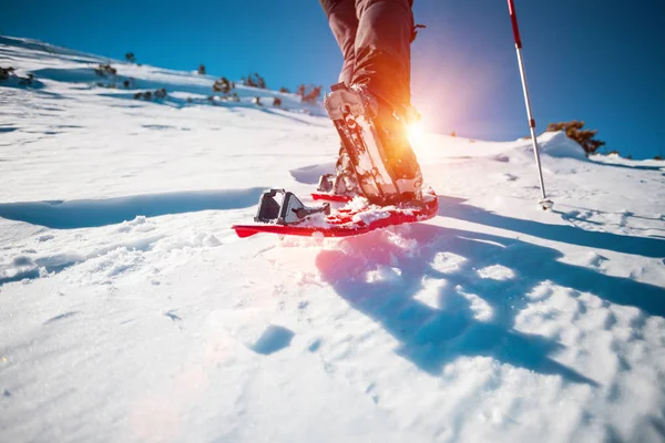 Mann in Schneeschuhen. — Stockfoto