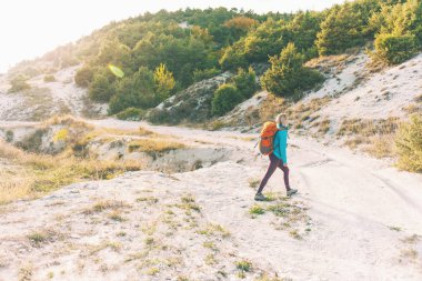 bir sırt çantası ile bir kız.