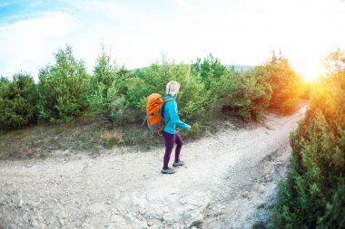 bir sırt çantası ile bir kız.