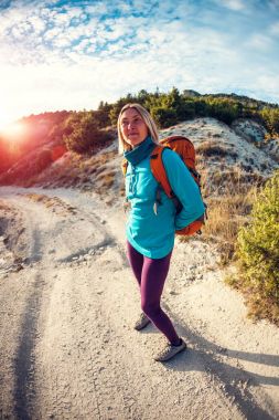 bir sırt çantası ile bir kız.
