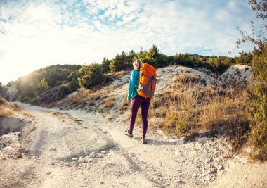 bir sırt çantası ile bir kız.