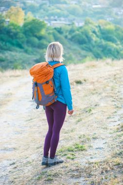 bir sırt çantası ile bir kız.