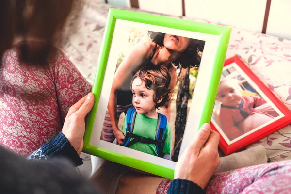 Bir kadın bir fotoğraf bakar.