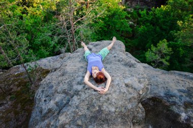 Taşa rahatlatıcı bir kızdır.