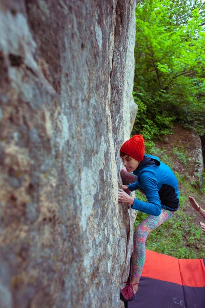 Mászó a Boulder szabadban. — Stock Fotó