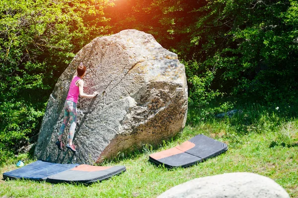 Ο ορειβάτης είναι bouldering σε εξωτερικούς χώρους. — Φωτογραφία Αρχείου