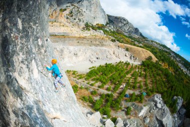 kaya kız tırmanıyor.