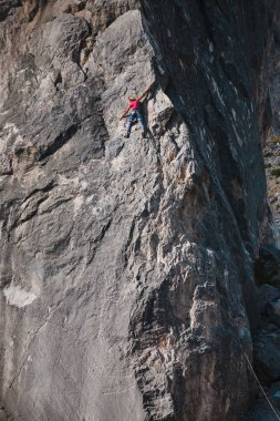 Kaya kız tırmanıyor.