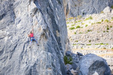 Kaya kız tırmanıyor.