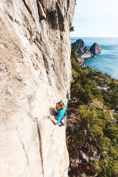 Кам'яний альпініст на стіні . — стокове фото