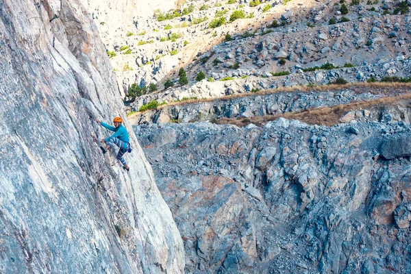 Kaya kız tırmanıyor.