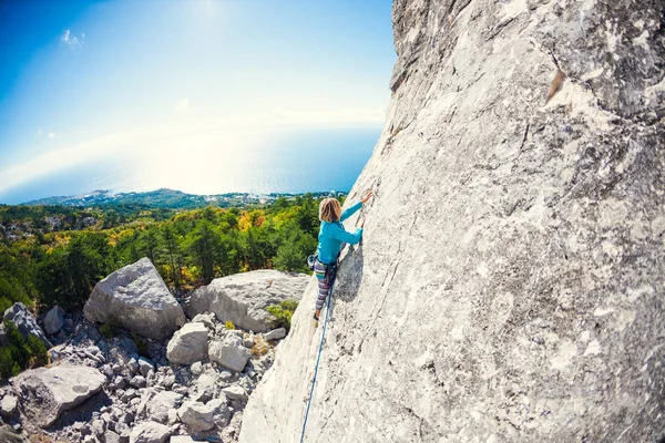 Um alpinista numa parede . — Fotografia de Stock