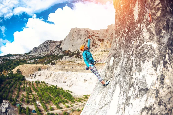 Дівчина піднімається на скелю . — стокове фото
