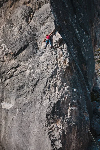 Kaya kız tırmanıyor.