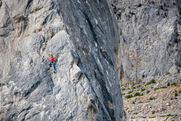 La fille grimpe le rocher . — Photo