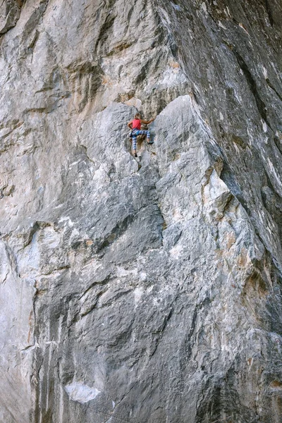 A lány mászik a rock. — Stock Fotó