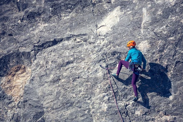 Gadis itu memanjat batu . — Stok Foto