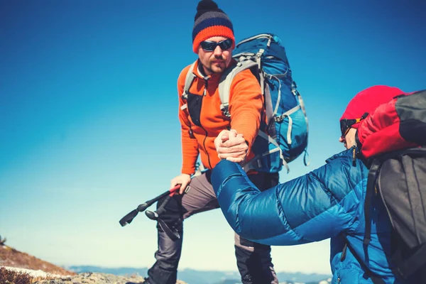 Dva horolezci v horách. — Stock fotografie
