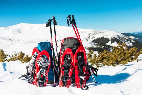 Mochila, sapatos de neve e postes de trekking . — Fotografia de Stock