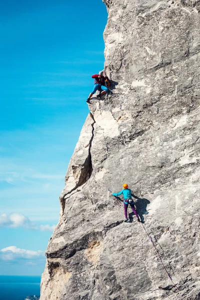 Der Fotograf fotografiert den Bergsteiger. — Stockfoto