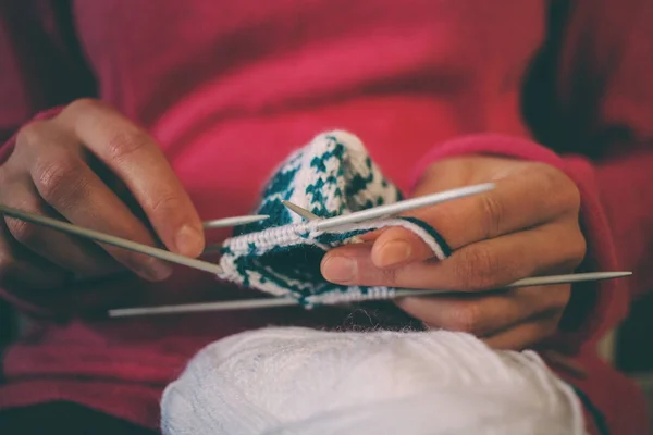 A mulher tricota tricô . — Fotografia de Stock